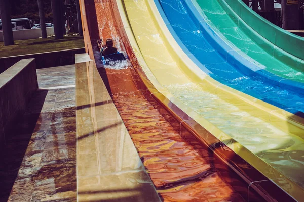 Jongen Rijdt Een Dia Het Waterpark — Stockfoto