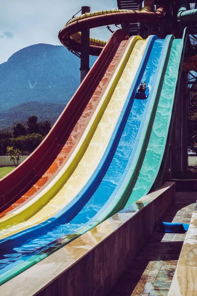 Jongen Rijdt Een Dia Het Waterpark — Stockfoto