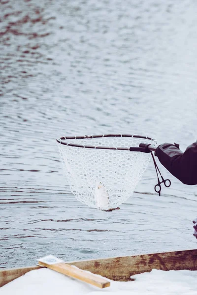 湖を背景にしたマス釣り — ストック写真