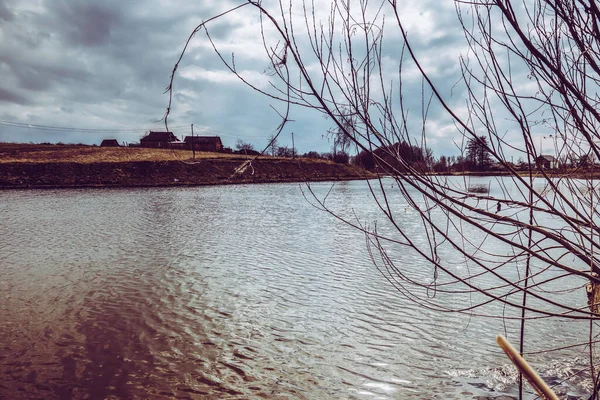 Gölün Arka Planında Açık Hava Eğlencesi — Stok fotoğraf