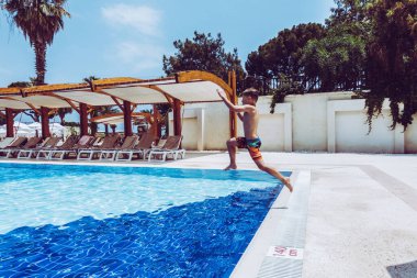 Çocuk havuza atladı.