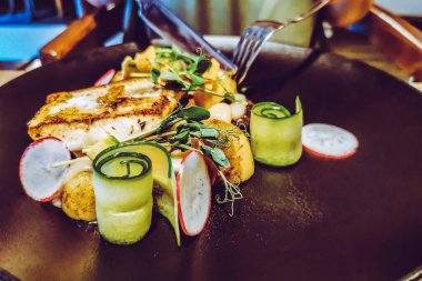 Sebze geçmişi olan ızgara turna balığı.