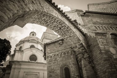 Muhteşem Mimarlık ve Kırbaç Kiliseleri