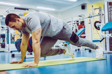 Bir adam spor salonuna gider.