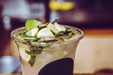 Mojito yapımı kafenin arka planında