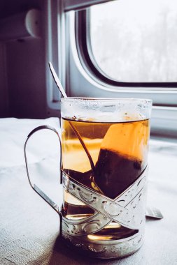 Trendeki cam bardakta çay