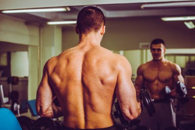 Spor salonunda antrenman yapan bir adam, spor, sağlık...