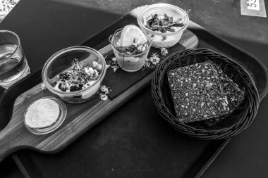 Lezzetli Danimarka mezeleri deniz kenarında bir kafede