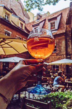 Eski ve güzel bir avluda alkol içmek.