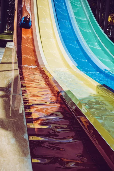 Menino Monta Slide Parque Aquático — Fotografia de Stock