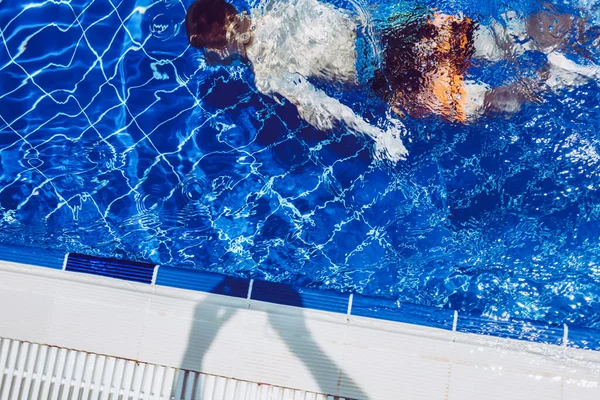 Der Junge Springt Den Pool — Stockfoto