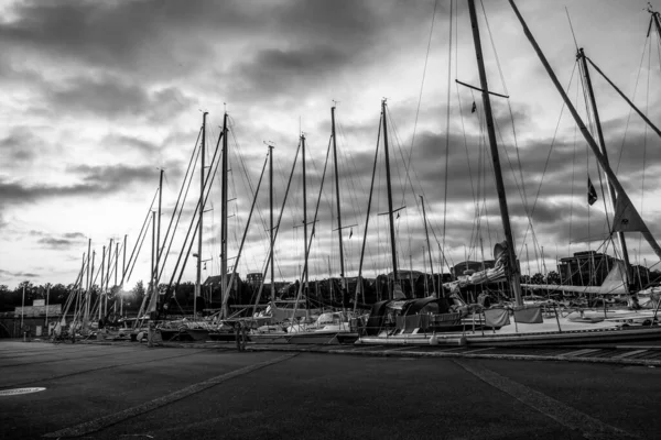 Vacker Brygga Kvällen Med Vackra Segelbåtar — Stockfoto