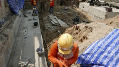 Kaynak Açık fabrika işçisi.