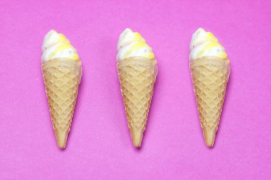 Şeker pembe kağıt üzerinde yapılmış dondurma waffle koni şekli