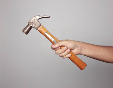 adam tutarak çekiç