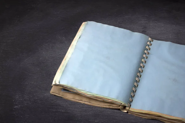 Starożytne notebook otwarty na drewno — Zdjęcie stockowe