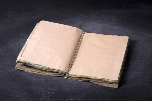 Starověké notebook otevřené na dřevo — Stock fotografie