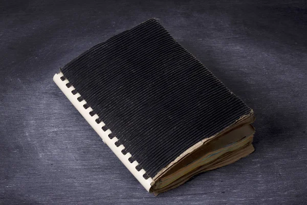 Antika anteckningsbok öppen på trä — Stockfoto