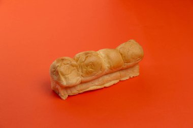 Fırın ekmek turuncu zemin üzerine