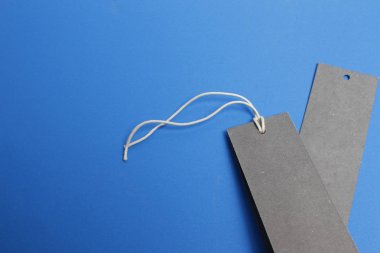 İple bağlanmış boş etiket