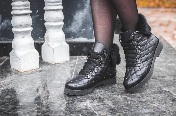 Una Chica Zapatos Negros Moda Cálidos Encuentra Centro Ciudad Granito —  Fotos de Stock
