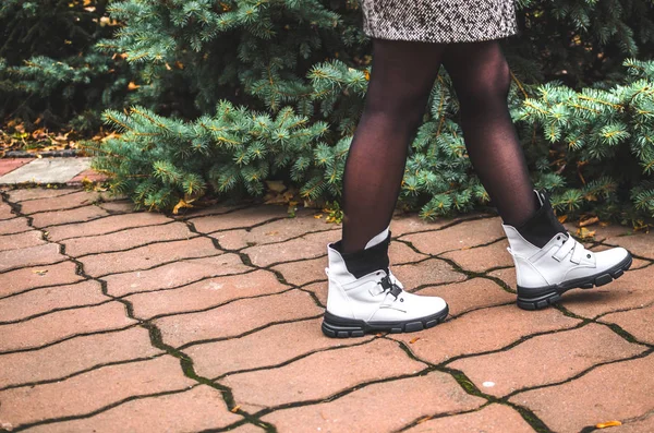 Dziewczyna Chodzi Płytce Tle Choinki Białych Butach — Zdjęcie stockowe