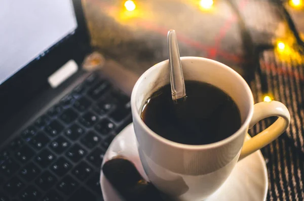 Eine Tasse Warmen Schwarzen Tee Mit Schokolade Auf Einem Laptop — Stockfoto