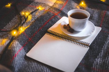 Kışın ya da sonbaharda evde çelenk ve defterle fındıklı sıcak bir çay eşliğinde sıcak bir şekilde toplanmak.