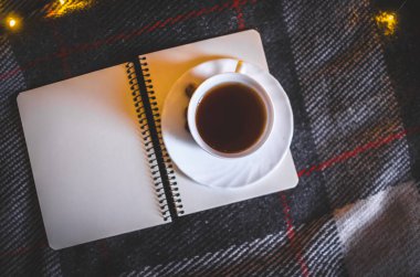 Kışın ya da sonbaharda evde çelenk ve defterle fındıklı sıcak bir çay eşliğinde sıcak bir şekilde toplanmak.