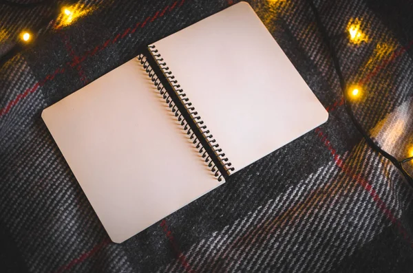 Cuaderno Blanco Acogedor Cuadros Con Luces Navidad Una Noche Invierno — Foto de Stock