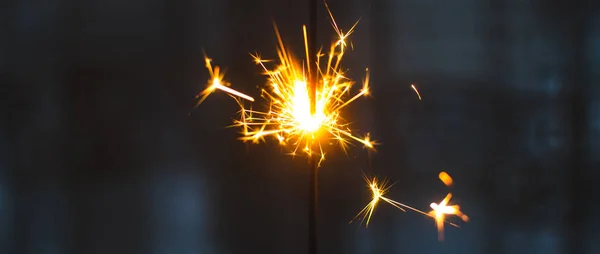 Sparklers για τα Χριστούγεννα και το Νέο Έτος close-up με τη μορφή ενός banner και σε μπλε φόντο — Φωτογραφία Αρχείου