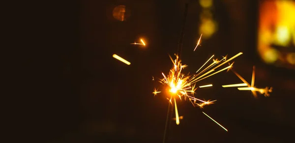 Sparklers για τα Χριστούγεννα και την Πρωτοχρονιά close-up σε φόντο διακοπών σε ζεστά χρώματα, μεγάλη φωτογραφία — Φωτογραφία Αρχείου