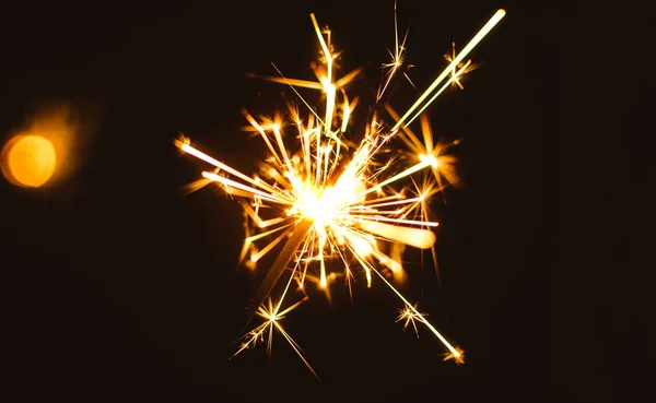 Sparklers για τα Χριστούγεννα και το Νέο Έτος close-up σε φόντο διακοπών σε ζεστά χρώματα — Φωτογραφία Αρχείου