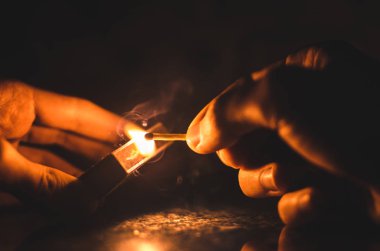 Sihirli kibrit, ellerinde soğuk renkli duman, sıcak renk.