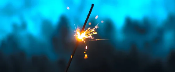 Sparklers για τα Χριστούγεννα και το Νέο Έτος close-up με τη μορφή ενός banner και σε μπλε φόντο — Φωτογραφία Αρχείου