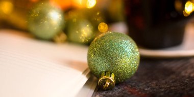 Noel baloları, tatilin arka planında ve yeni yıldan önceki hafta sonunda, parlak, samimi bir fotoğraf.