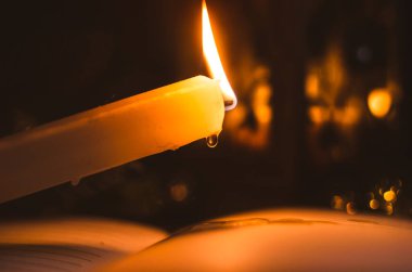 Noel süslemeleri, konforlu ve atmosferik fotoğraflı neşeli bir ortamda yanan mum.