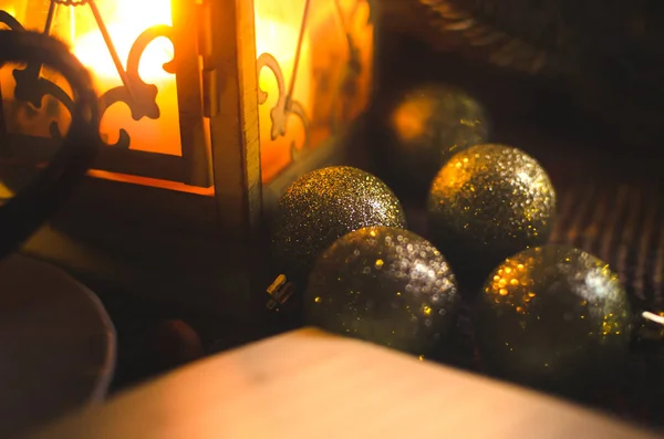 圣诞球靠近一个凉爽的装饰灯，有舒适温暖的灯光，背景和图案 — 图库照片