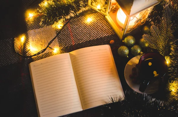 Las decoraciones navideñas de Año Nuevo para la fiesta, el ambiente confortable con el portátil y la luz de la lámpara a cuadros — Foto de Stock
