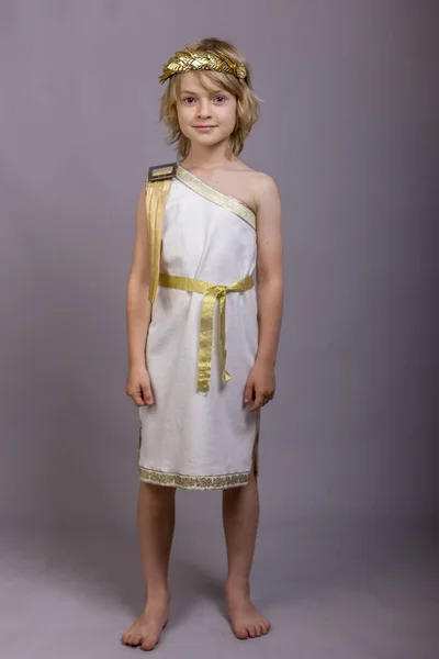 Симпатична дитина, одягнена як давньоримський бог . — стокове фото