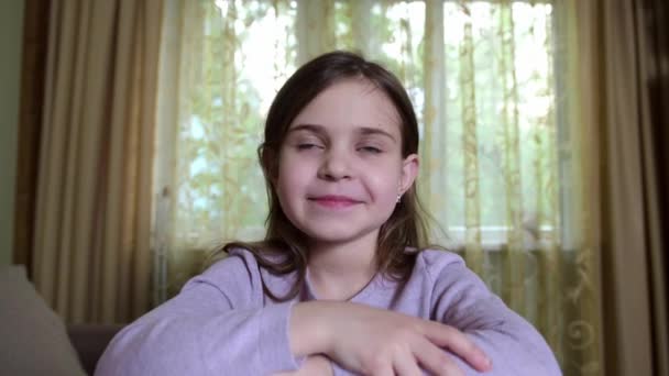 Маленька дівчинка має відеодзвінок вдома — стокове відео