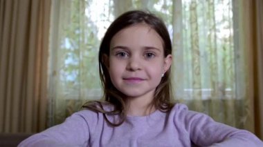 Küçük kız evde video görüşmesi yapıyor.