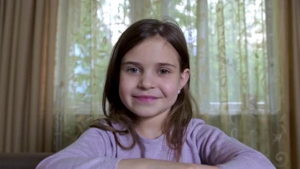 Gadis kecil memiliki panggilan video di rumah — Stok Video
