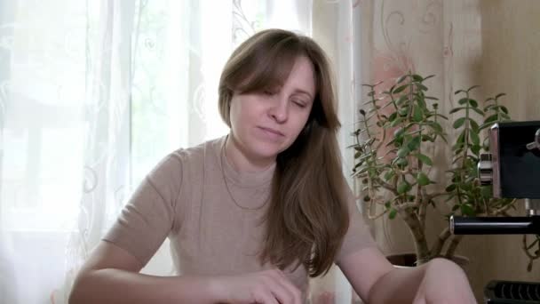 Mujer trabajando desde casa haciendo una videollamada — Vídeo de stock