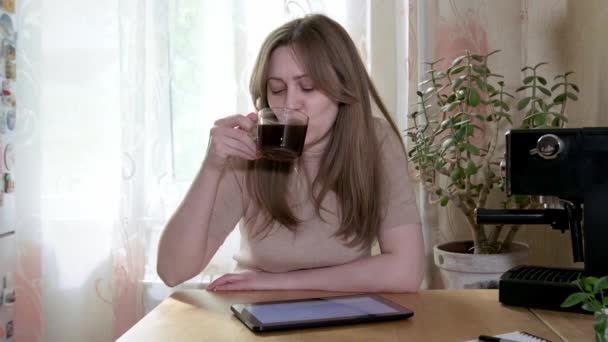 Женщина работает из дома с планшетом — стоковое видео