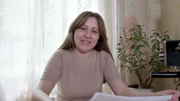 Frau Arbeitet Von Hause Aus Bei Einer Videokonferenz Geschäftsfrau Diskutiert — Stockvideo