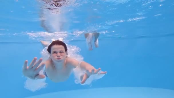 夏休みを楽しむ子供たち 夏の晴れた日にプールパーティーで水泳プールに飛び込み ダイビングする友人の幸せな楽しい愛情グループ スローモーション 水中の景色 — ストック動画