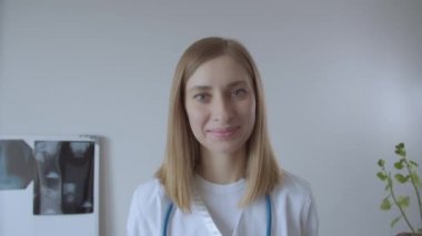 Genç bayan doktor kamerayla konuşuyor.