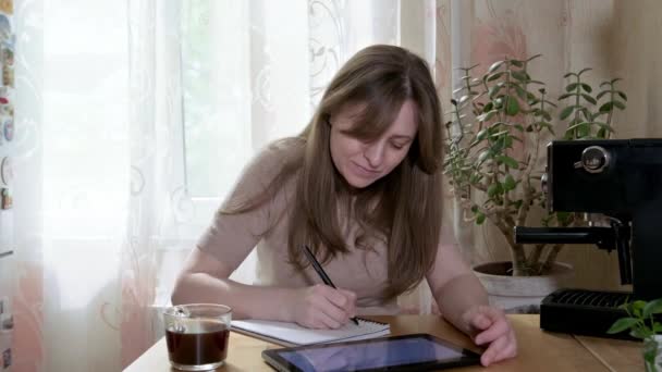 Mulher trabalhando em casa tendo uma videoconferência — Vídeo de Stock