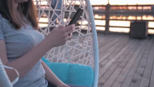 Mujer usando el teléfono al aire libre . — Vídeos de Stock